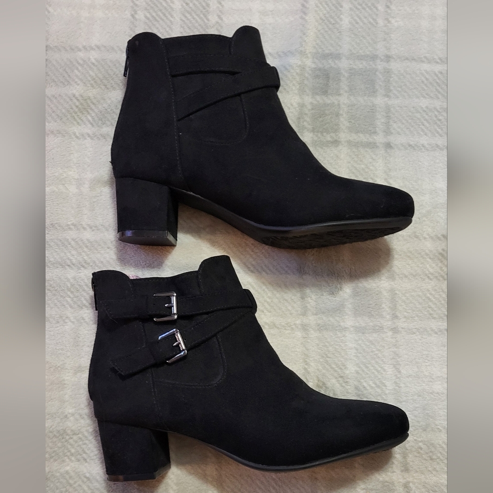Black Suede Ankle Boots Buckle Detail 2" Heel Chelsea Moreland Sz 5 Fits 6-6.5